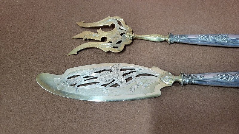 PAIRE DE COUVERTS DE SERVICE EN ARGENT FOURRE POINCON MINERVE