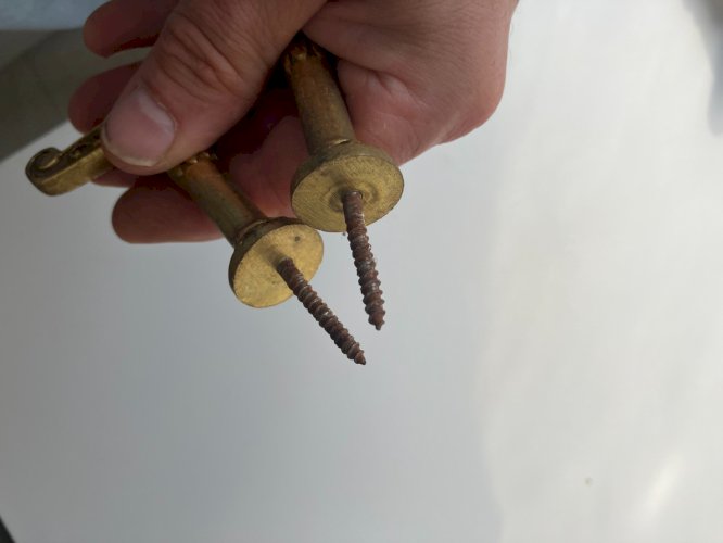 Paire de crochets pour embrasses de rideau laiton à visser longueur 7,4 cm C1