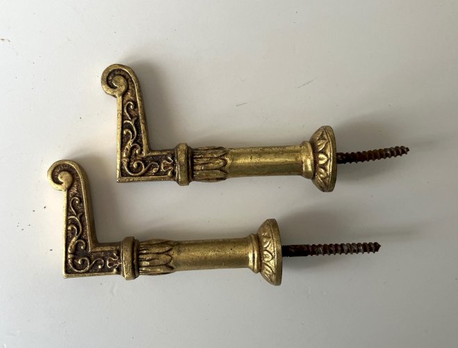 Paire de crochets pour embrasses de rideau laiton à visser longueur 7,4 cm C2