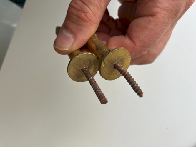 Paire de crochets pour embrasses de rideau laiton à visser longueur 7,4 cm C2