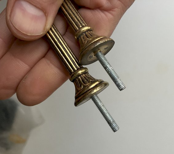 Paire de crochets pour embrasses de rideau laiton à visser longueur 8,5 cm