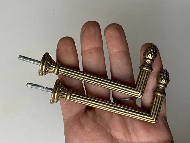 Paire de crochets pour embrasses de rideau laiton à visser longueur 8,5 cm