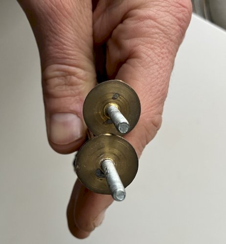 Paire de crochets pour embrasses de rideau laiton à visser longueur 8,5 cm