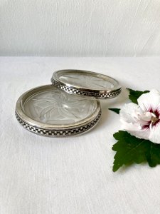 Paire de dessous de bouteille Art Déco – verre gravé sablé et métal argenté – France, années 1930