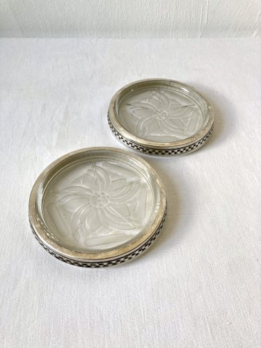 Paire de dessous de bouteille Art Déco – verre gravé sablé et métal argenté – France, années 1930