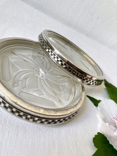 Paire de dessous de bouteille Art Déco – verre gravé sablé et métal argenté – France, années 1930