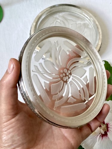 Paire de dessous de bouteille Art Déco – verre gravé sablé et métal argenté – France, années 1930