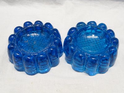 -PAIRE de DESSOUS DE PIED DE TABLE OU PIANO EN VERRE BLEU  VIDES POCHE    D
