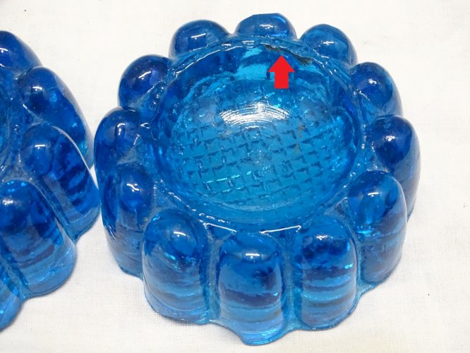 -PAIRE de DESSOUS DE PIED DE TABLE OU PIANO EN VERRE BLEU  VIDES POCHE    D