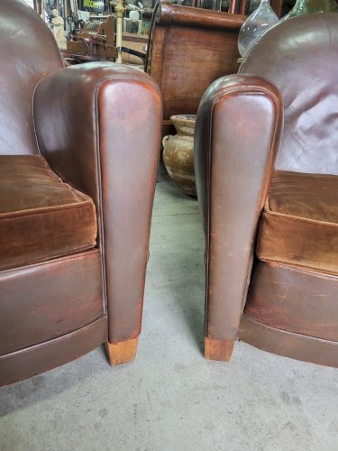 PAIRE DE FAUTEUILS CLUB EN CUIR + POUF REPOSE PIED