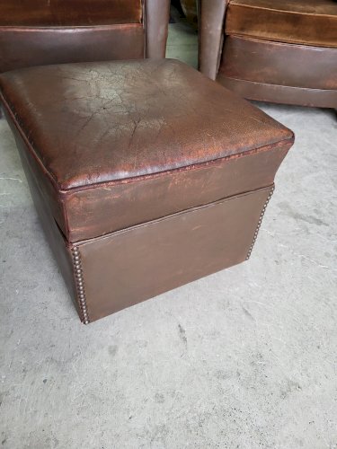 PAIRE DE FAUTEUILS CLUB EN CUIR + POUF REPOSE PIED