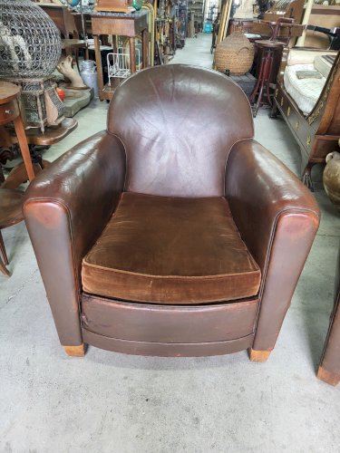 PAIRE DE FAUTEUILS CLUB EN CUIR + POUF REPOSE PIED