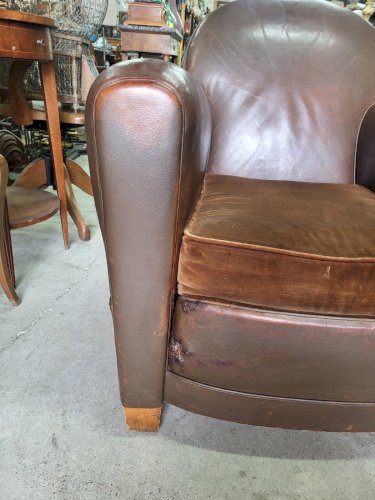PAIRE DE FAUTEUILS CLUB EN CUIR + POUF REPOSE PIED