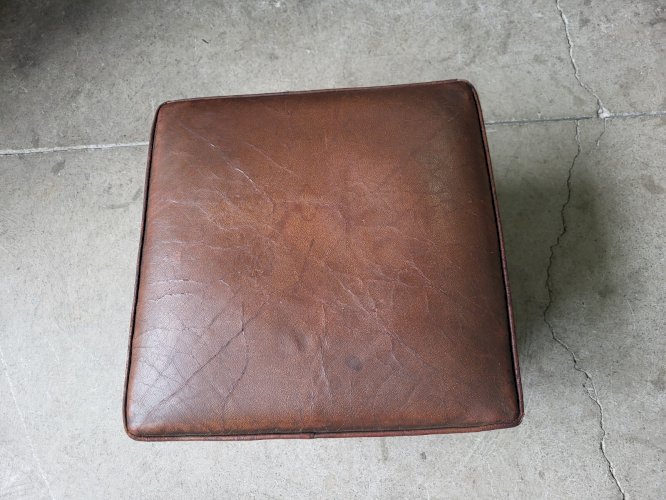 PAIRE DE FAUTEUILS CLUB EN CUIR + POUF REPOSE PIED