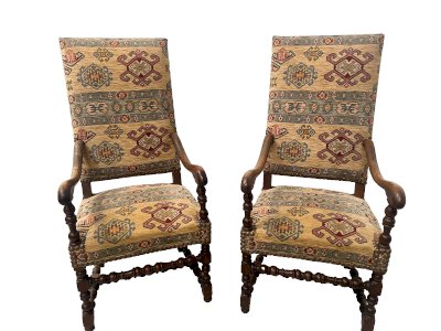 Paire de fauteuils de style Louis XIII a haut dossiers plats XX siècle