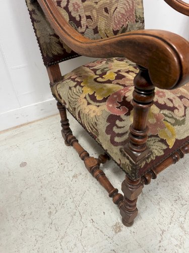 Paire de fauteuils de style Louis XIII a haut dossiers plats XX siècle