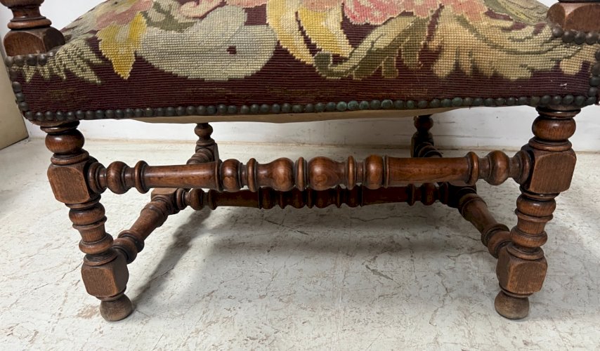 Paire de fauteuils de style Louis XIII a haut dossiers plats XX siècle