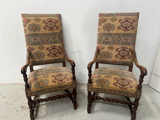 Paire de fauteuils de style Louis XIII a haut dossiers plats XX siècle