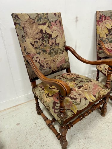 Paire de fauteuils de style Louis XIII a haut dossiers plats XX siècle