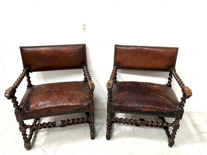 Paire de fauteuils de style Louis XIII en chene massif XX siècle