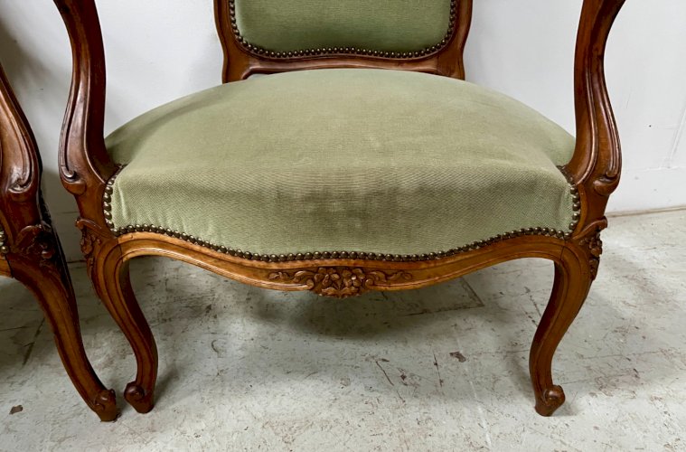 Paire de fauteuils de style Louis XV en noyer massif XX siècle
