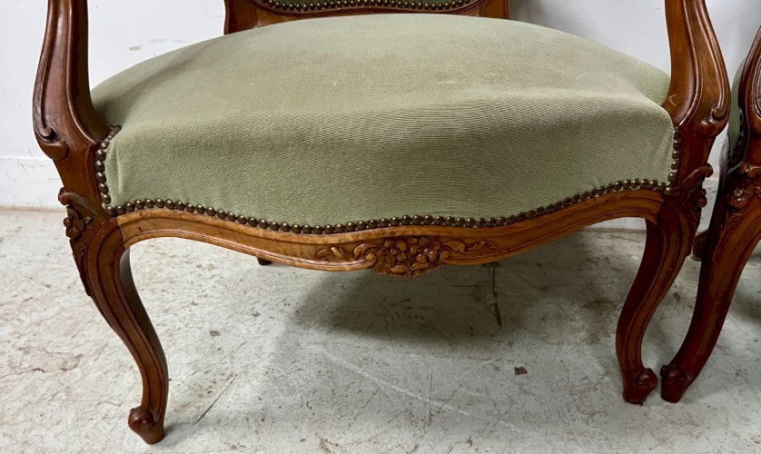 Paire de fauteuils de style Louis XV en noyer massif XX siècle