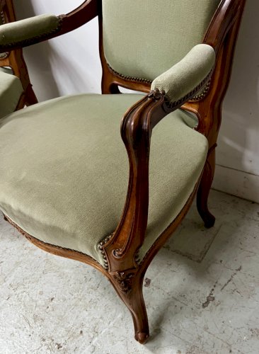 Paire de fauteuils de style Louis XV en noyer massif XX siècle