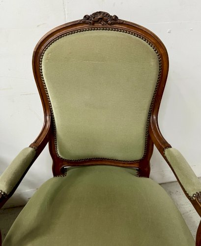 Paire de fauteuils de style Louis XV en noyer massif XX siècle