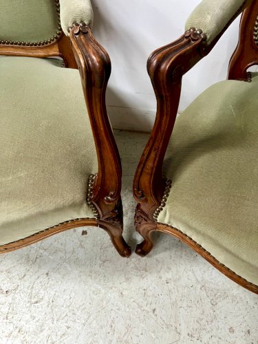 Paire de fauteuils de style Louis XV en noyer massif XX siècle