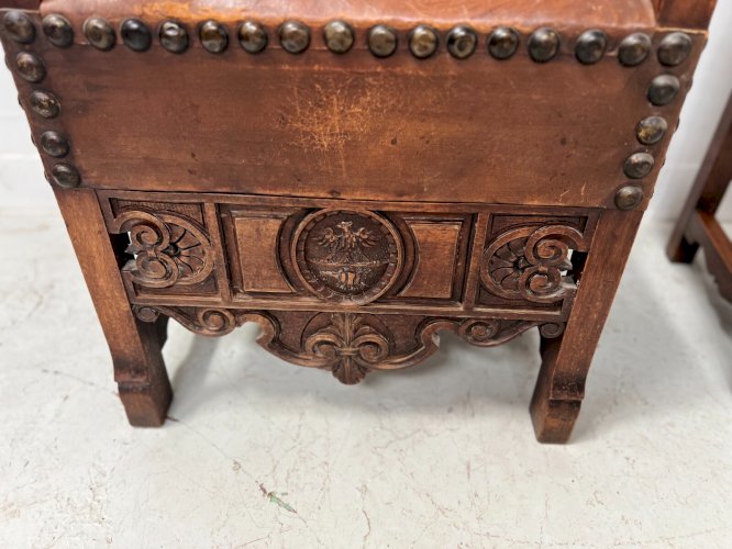 Paire de fauteuils de style Renaissance en noyer XX siècle