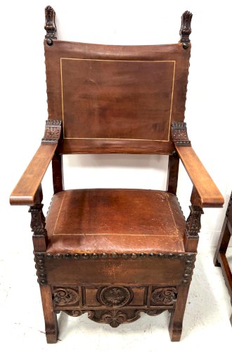 Paire de fauteuils de style Renaissance en noyer XX siècle