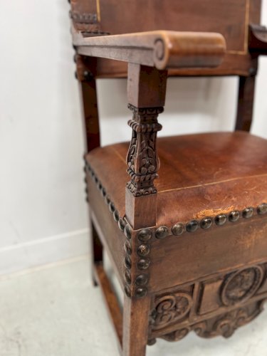 Paire de fauteuils de style Renaissance en noyer XX siècle