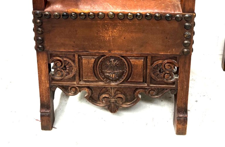 Paire de fauteuils de style Renaissance en noyer XX siècle