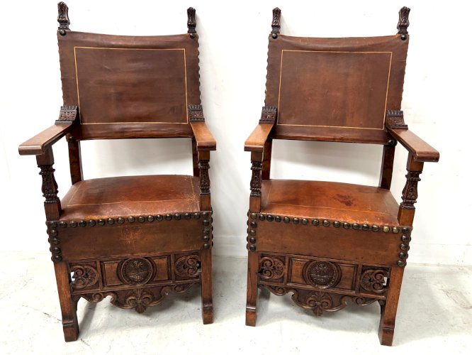 Paire de fauteuils de style Renaissance en noyer XX siècle