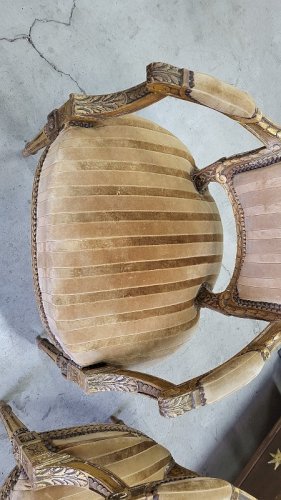 PAIRE DE FAUTEUILS EN BOIS DORE STYLE LOUIS XVI