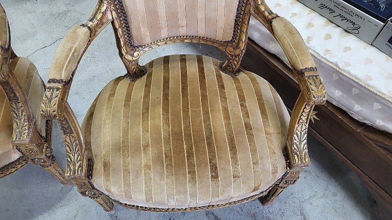 PAIRE DE FAUTEUILS EN BOIS DORE STYLE LOUIS XVI