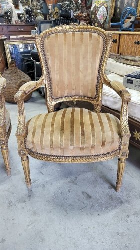 PAIRE DE FAUTEUILS EN BOIS DORE STYLE LOUIS XVI