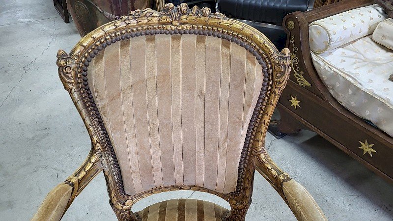 PAIRE DE FAUTEUILS EN BOIS DORE STYLE LOUIS XVI