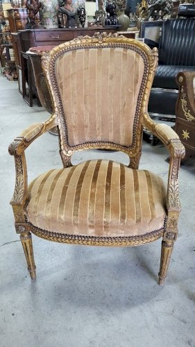 PAIRE DE FAUTEUILS EN BOIS DORE STYLE LOUIS XVI