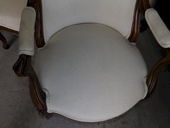 PAIRE DE FAUTEUILS EN NOYER MARQUETES DU XIX ème SIECLE