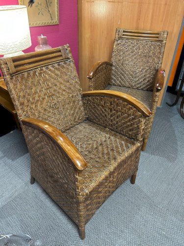 Paire de fauteuils en osier coloniaux