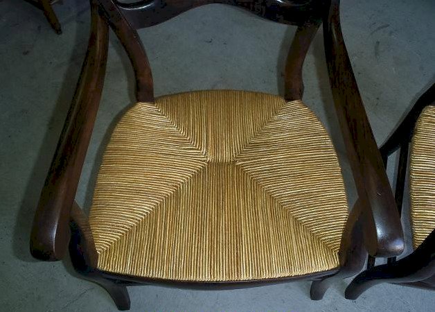 PAIRE DE FAUTEUILS LOUIS PHILIPPE EN NOYER PAILLE DOREE