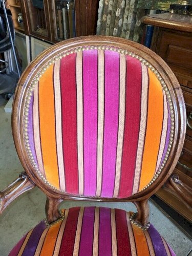 PAIRE DE FAUTEUILS LOUIS PHILIPPE MEDAILLON EN NOYER DU XIX ème SIECLE