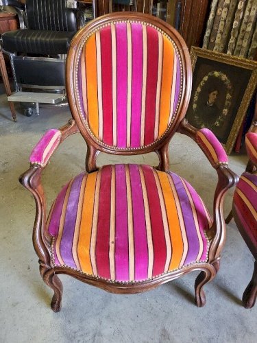 PAIRE DE FAUTEUILS LOUIS PHILIPPE MEDAILLON EN NOYER DU XIX ème SIECLE