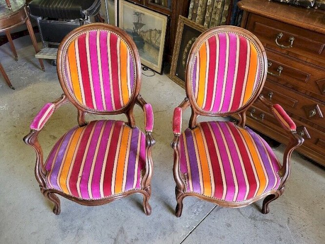 PAIRE DE FAUTEUILS LOUIS PHILIPPE MEDAILLON EN NOYER DU XIX ème SIECLE