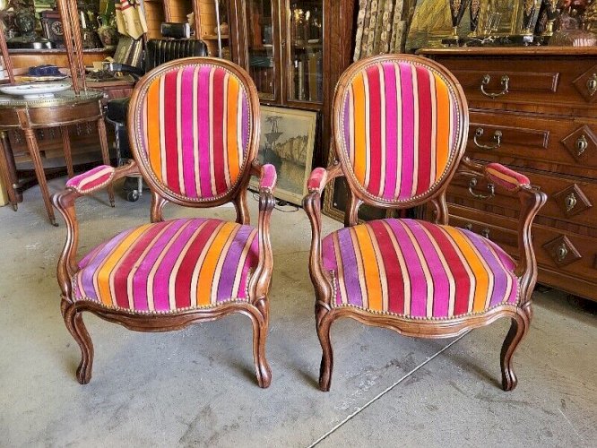 PAIRE DE FAUTEUILS LOUIS PHILIPPE MEDAILLON EN NOYER DU XIX ème SIECLE