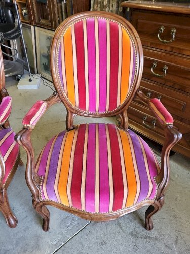 PAIRE DE FAUTEUILS LOUIS PHILIPPE MEDAILLON EN NOYER DU XIX ème SIECLE