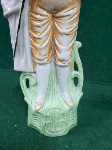 PAIRE DE FIGURINES EN PORCELAINE DE 25 CM DE HAUT