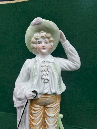 PAIRE DE FIGURINES EN PORCELAINE DE 25 CM DE HAUT