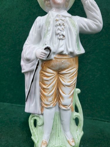 PAIRE DE FIGURINES EN PORCELAINE DE 25 CM DE HAUT
